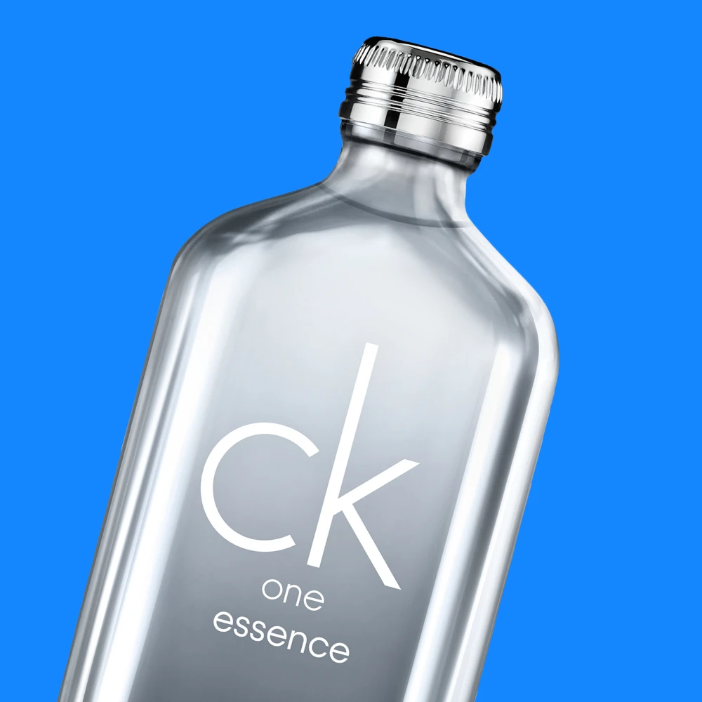 CK One Essence parfymflaska mot en blå bakgrund.
