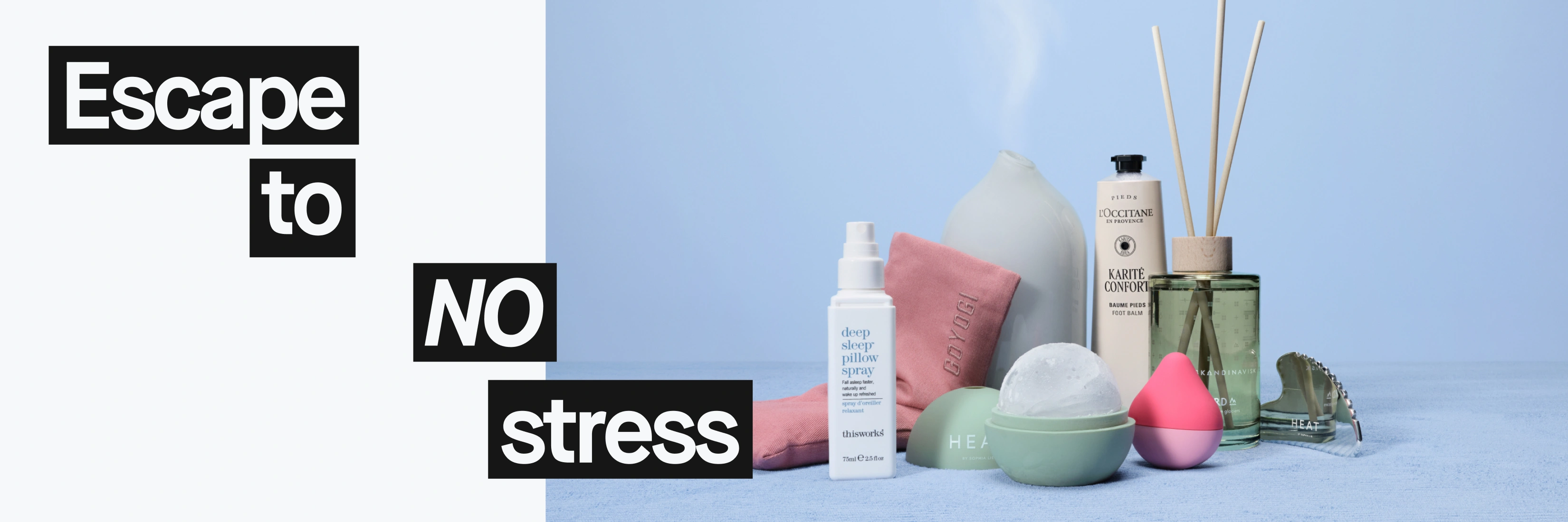 Kampanjbild med texten “Escape to NO stress”. Wellnessprodukter för sömn och avslappning visas mot ljusblå bakgrund, inklusive deep sleep pillow spray, doftpinnar och produkter från HEAT och L’Occitane.