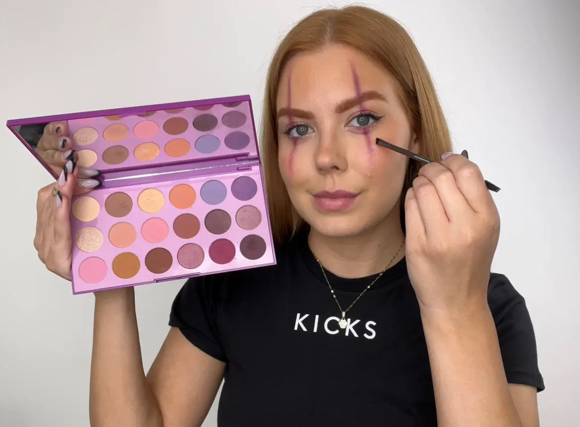 KICKS' makeupartist Isabella viser deg steg for steg hvordan du kan bruke en skremmende tolkning av den klassiske klovnelooken.
