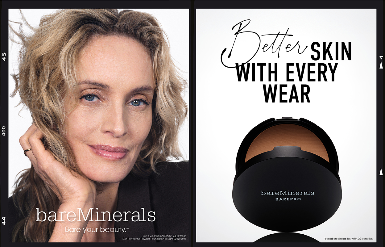 Vasemmalla nainen, jolla on pitkät, aaltoilevat hiukset ja joka pitää kättään kasvoillaan. Teksti ”bareMinerals” ja ”Bare your beauty”. näkyvät alareunassa. Oikealla on kuva bareMinerals BAREPRO -meikkivoiteesta ja tuotteen yläpuolella teksti ”Better skin with every wear”.