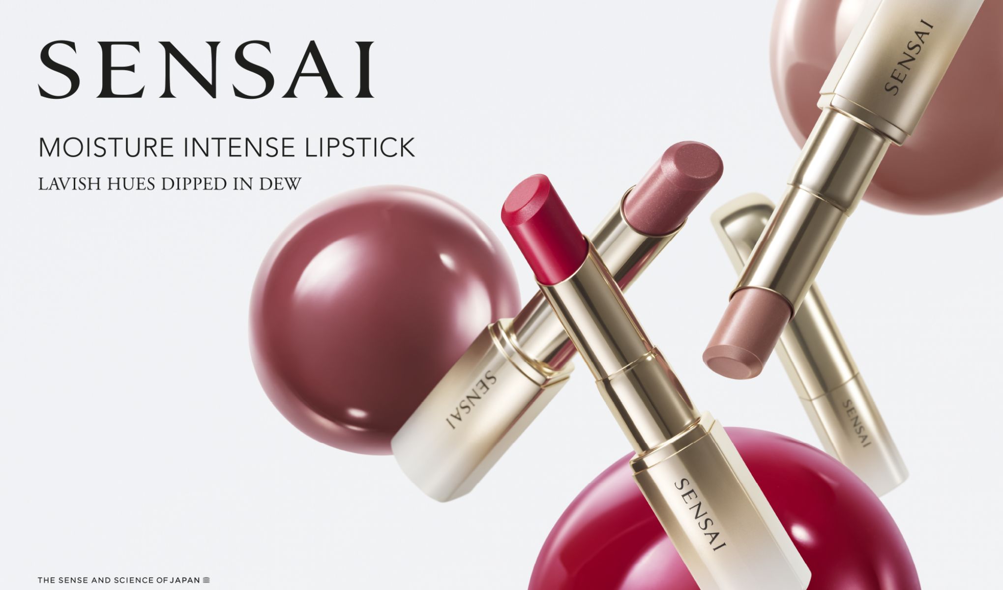 Sensai-leppestift og et nærbilde av røde, glansfulle lepper. Tekst: «SENSAI Moisture Intense Lipstick»