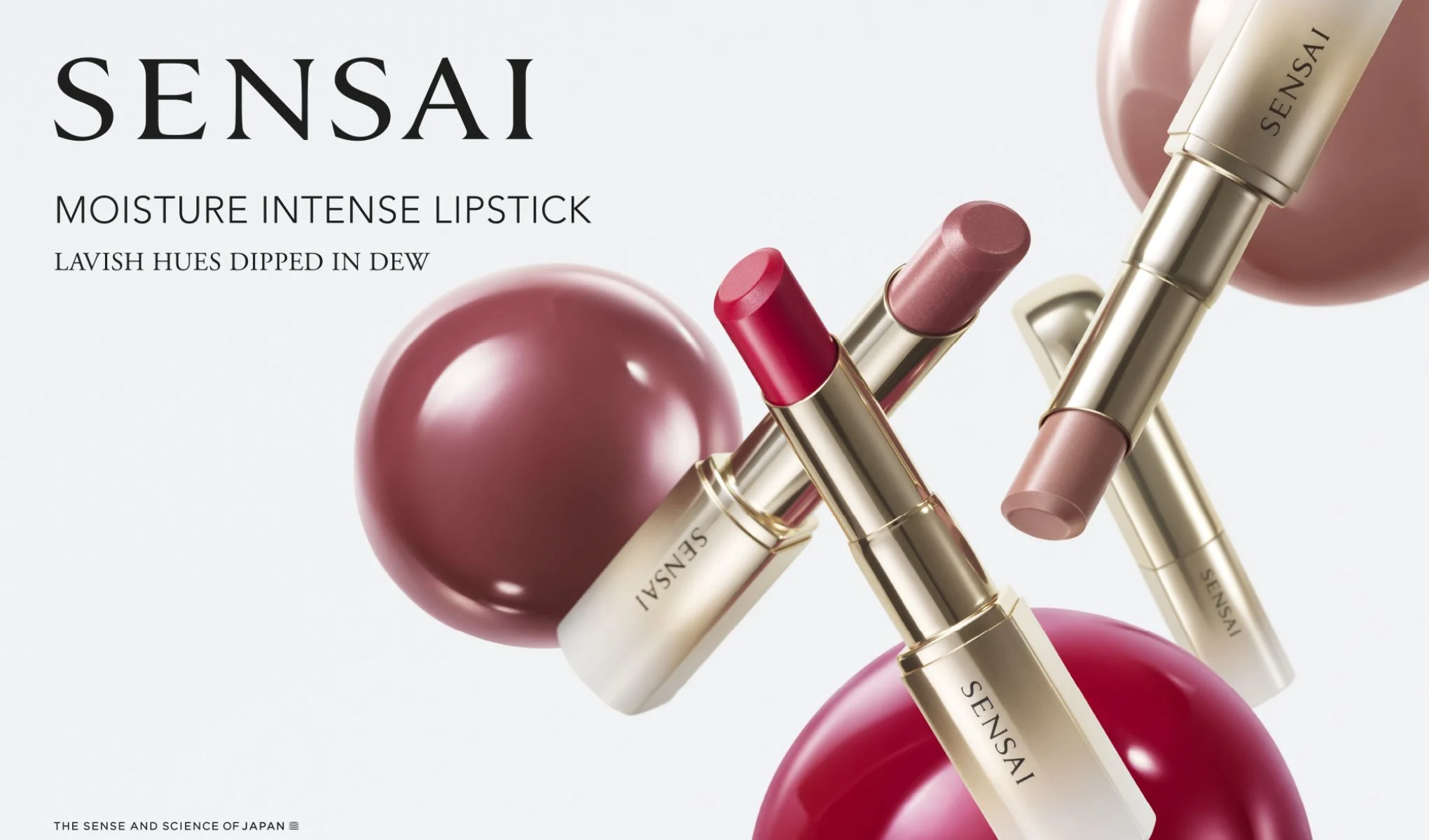 Sensai-leppestift og et nærbilde av røde, glansfulle lepper. Tekst: «SENSAI Moisture Intense Lipstick»