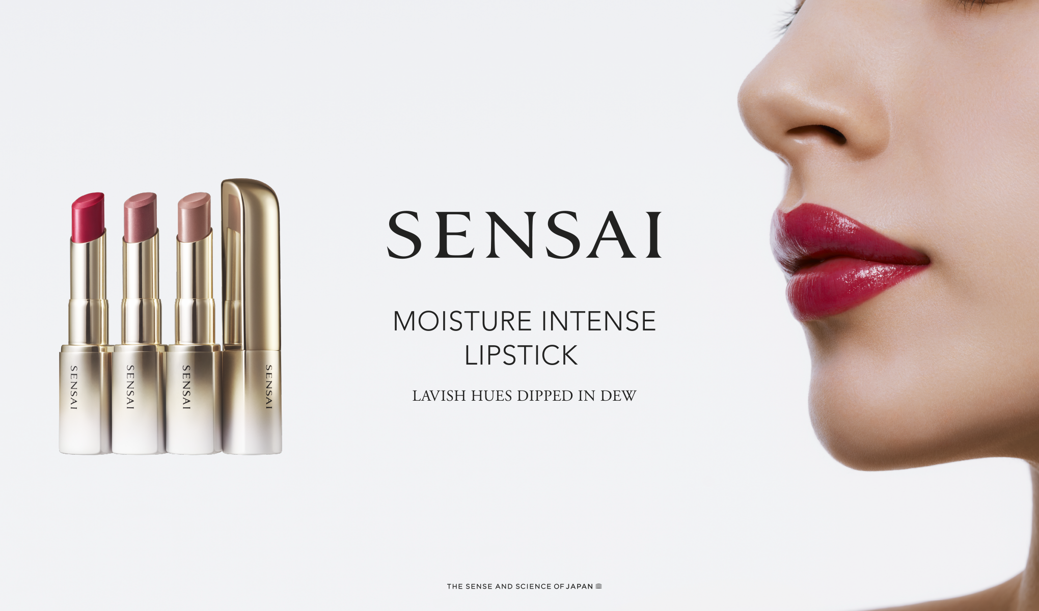 Mainoskuva, jossa neljä Sensai-huulipunaa ja lähikuva punaisista, kiiltävistä huulista. Teksti: ”SENSAI Moisture Intense Lipstick”.