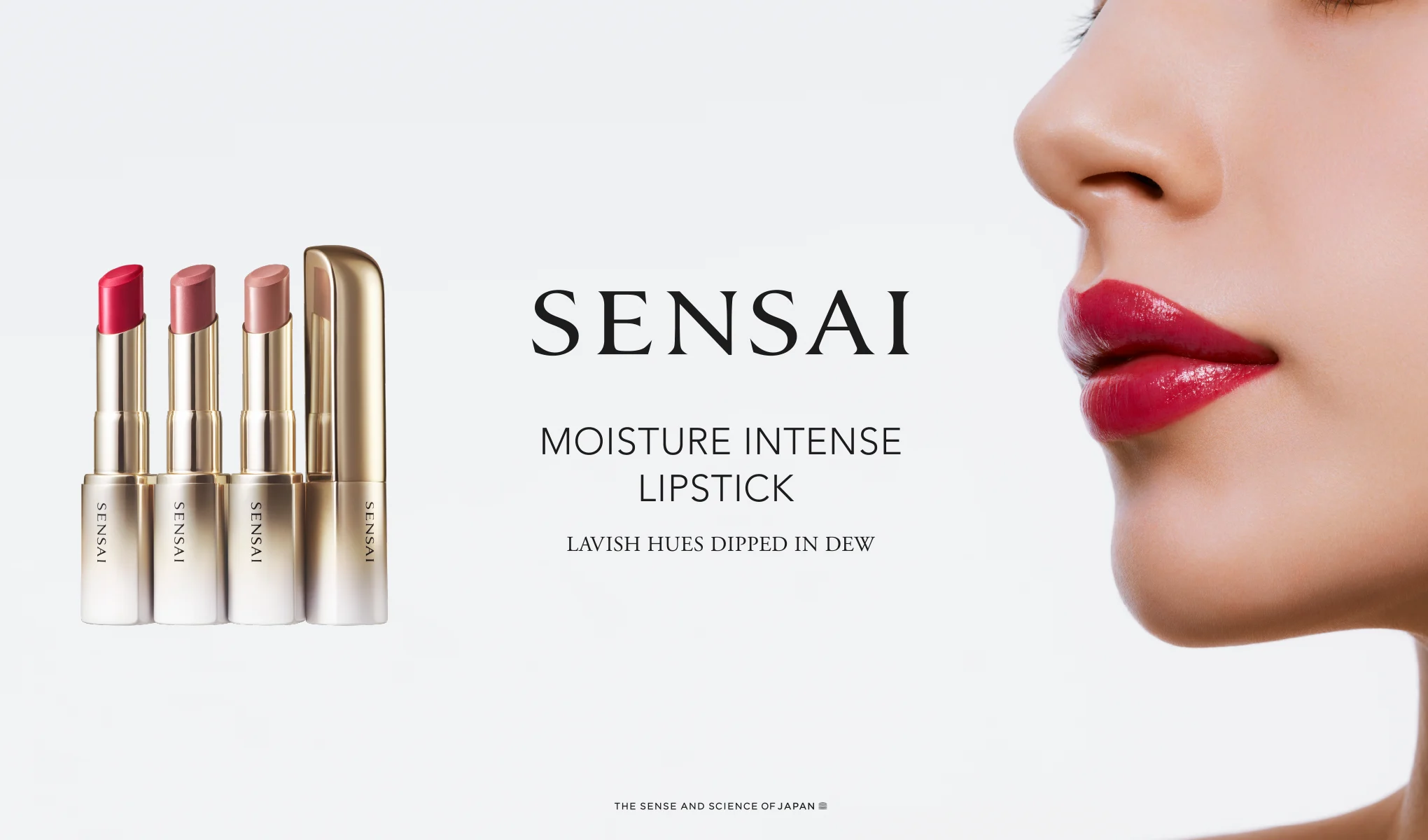 Mainoskuva, jossa neljä Sensai-huulipunaa ja lähikuva punaisista, kiiltävistä huulista. Teksti: ”SENSAI Moisture Intense Lipstick”.