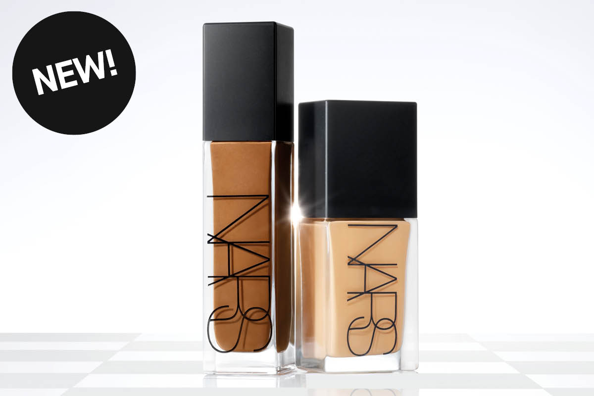 NARS-meikkivoidepulloja, joissa on mustat korkit. Ne seisovat kiiltävällä pinnalla ja valkoisella taustalla.