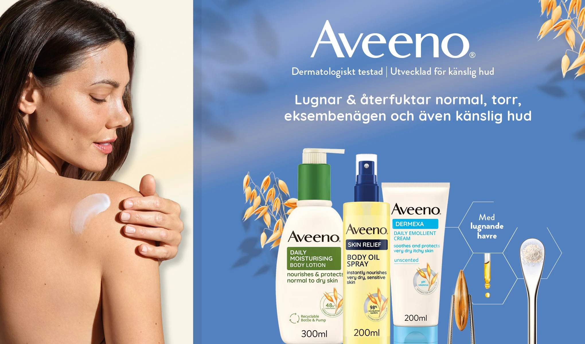 Kvinna med mörkt hår som applicerar lotion på sin axel. Till höger finns Aveeno-produkter inklusive Daily Moisturising Body Lotion, Skin Relief Body Oil Spray och Dermexa Daily Emollient Cream. Texten på bilden lyder: "Aveeno Dermatologiskt testad | Utvecklad för känslig hud. Lugnar & återfuktar normal, torr, eksembenägen och även känslig hud". Bakgrunden är blå med havreillustrationer.
