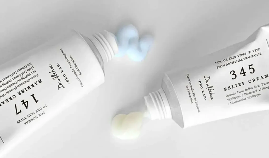 Två Dr. Althea krämförpackningar, den ena är 147 Barrier Cream och den andra är 345 Relief Cream. Båda krämerna är utpressade.