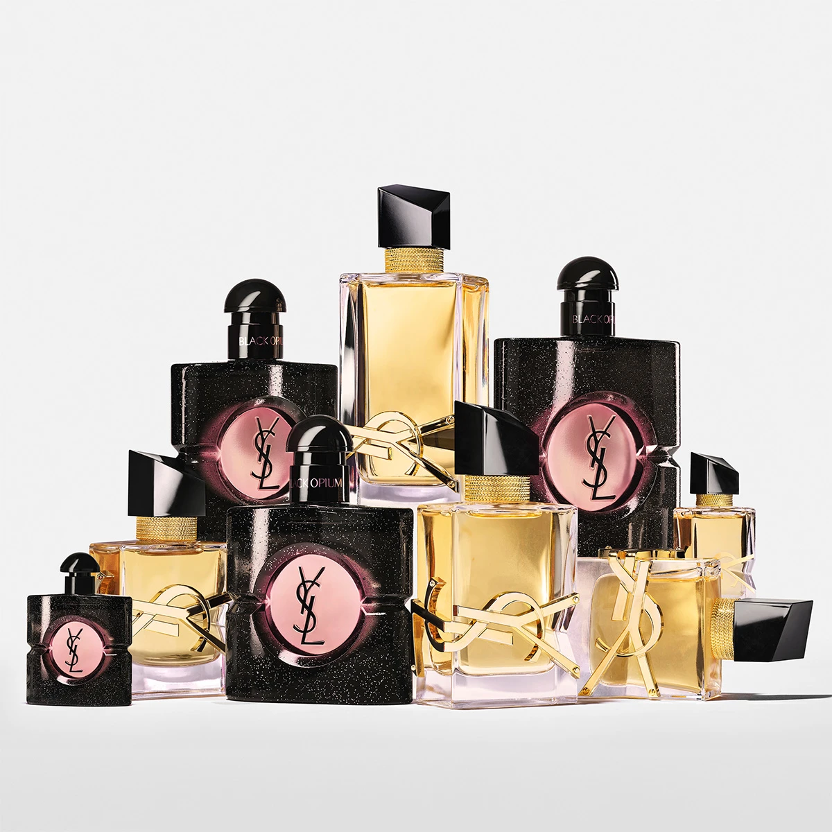 Yves Saint Laurent Black Opium-parfymer. Svarte glitterflasker med rosa YSL-logo og klare flasker med gull YSL-logo.
