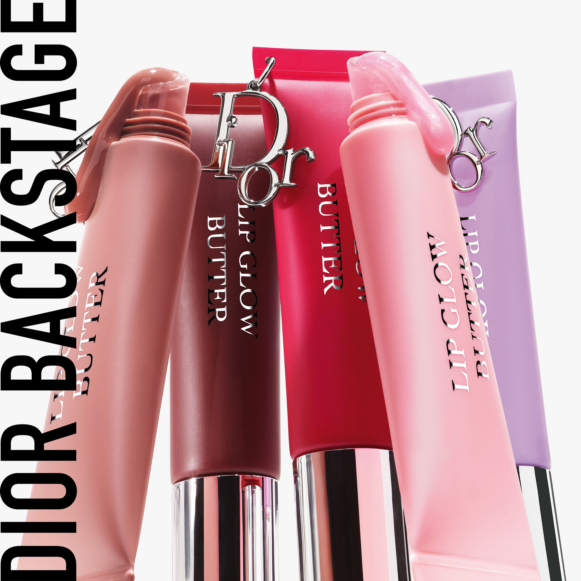 Dior Backstage Lip Glow Butter i forskjellige nyanser. Produktene er elegant utstilt og fremhever merkevarenavnet.
