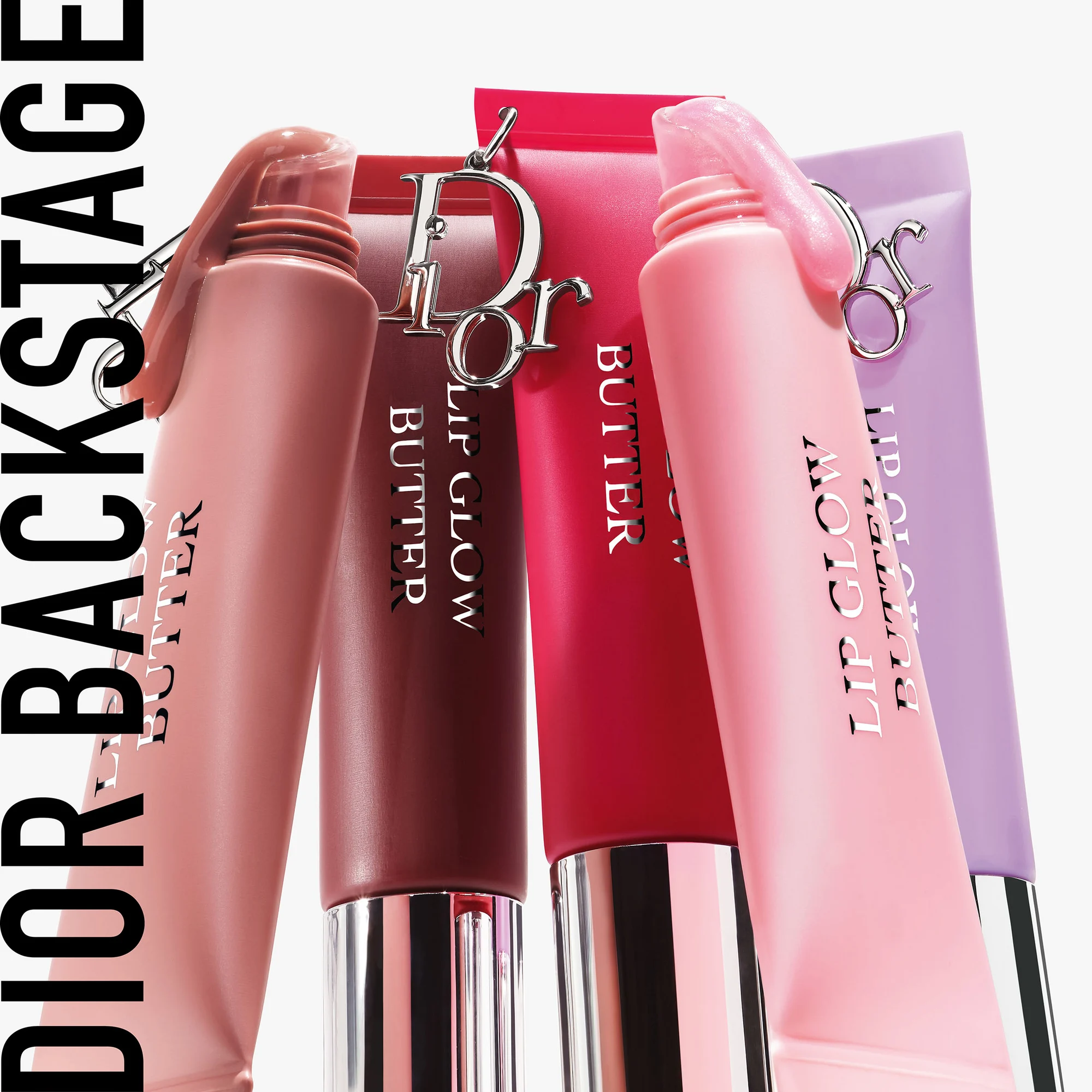 Dior Backstage Lip Glow Butter i forskjellige nyanser. Produktene er elegant utstilt og fremhever merkevarenavnet.