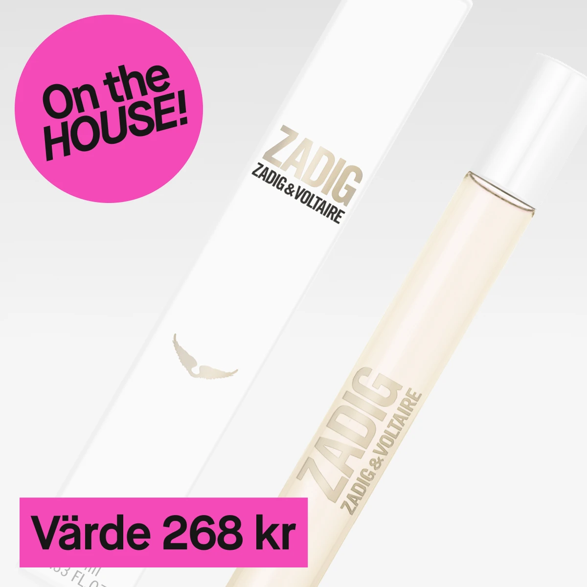 En närbild av en parfymflaska och dess förpackning. Flaskan är genomskinlig med texten "Zadig & Voltaire" och förpackningen är vit med samma text. Bakgrunden är ljusgrå och en rosa cirkel med texten "On the HOUSE!" syns till vänster. Nedanför produkten finns en rosa rektangel med texten "Värde 268 kr".