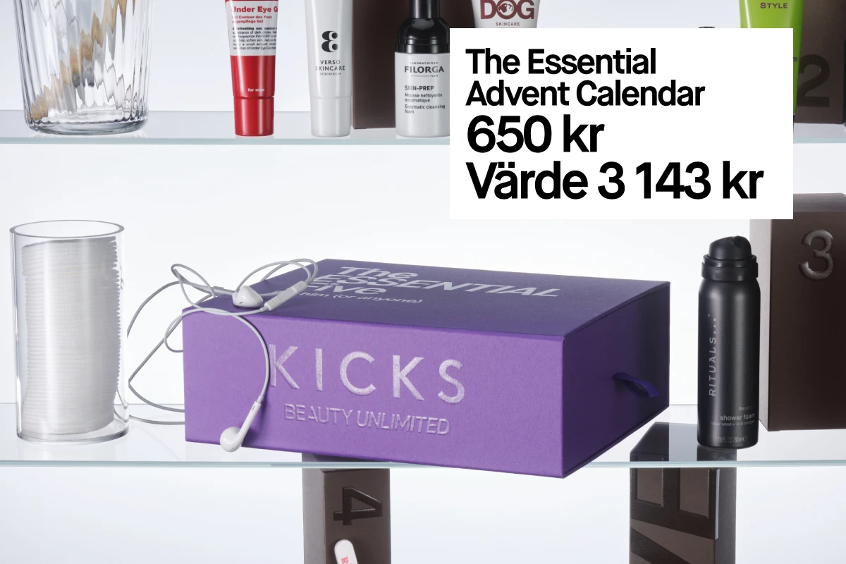 The Essential Advent Calendar - 650 kr, värde 3 143 kr. Bilden visar en lila KICKS presentförpackning och olika kosmetikprodukter på hyllor.