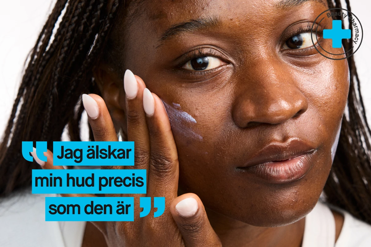 En person applicerar kräm på sitt ansikte.