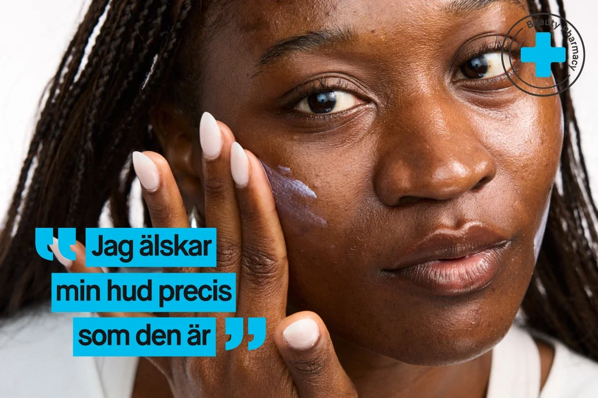 En person applicerar kräm på sitt ansikte.