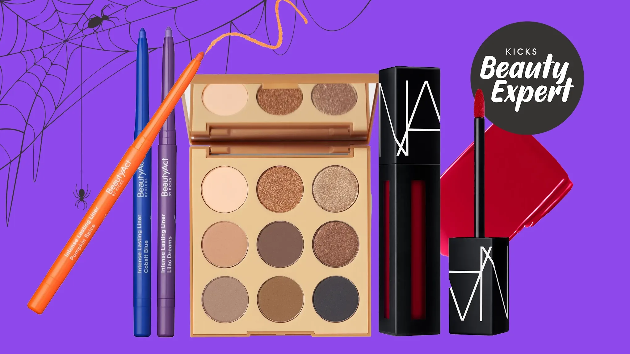 Et bilde av forskjellige sminkeprodukter inkludert øyenskyggepalett, leppestift og eyeliner, med en lilla bakgrunn og spindelvev.