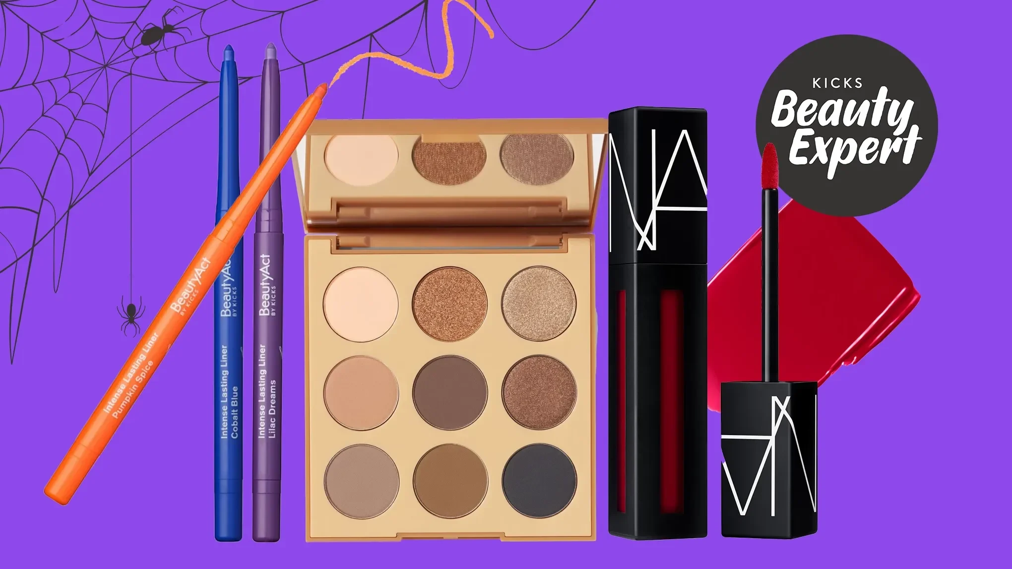 Et bilde av forskjellige sminkeprodukter inkludert øyenskyggepalett, leppestift og eyeliner, med en lilla bakgrunn og spindelvev.