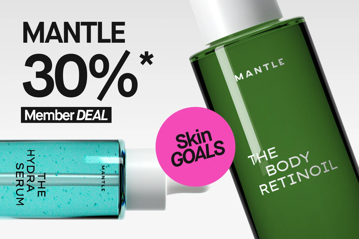 Nærbilde av The Hydra Serum i blå glassflaske og The Body Retinoil i grønn flaske fra Mantle mot lys bakgrunn.