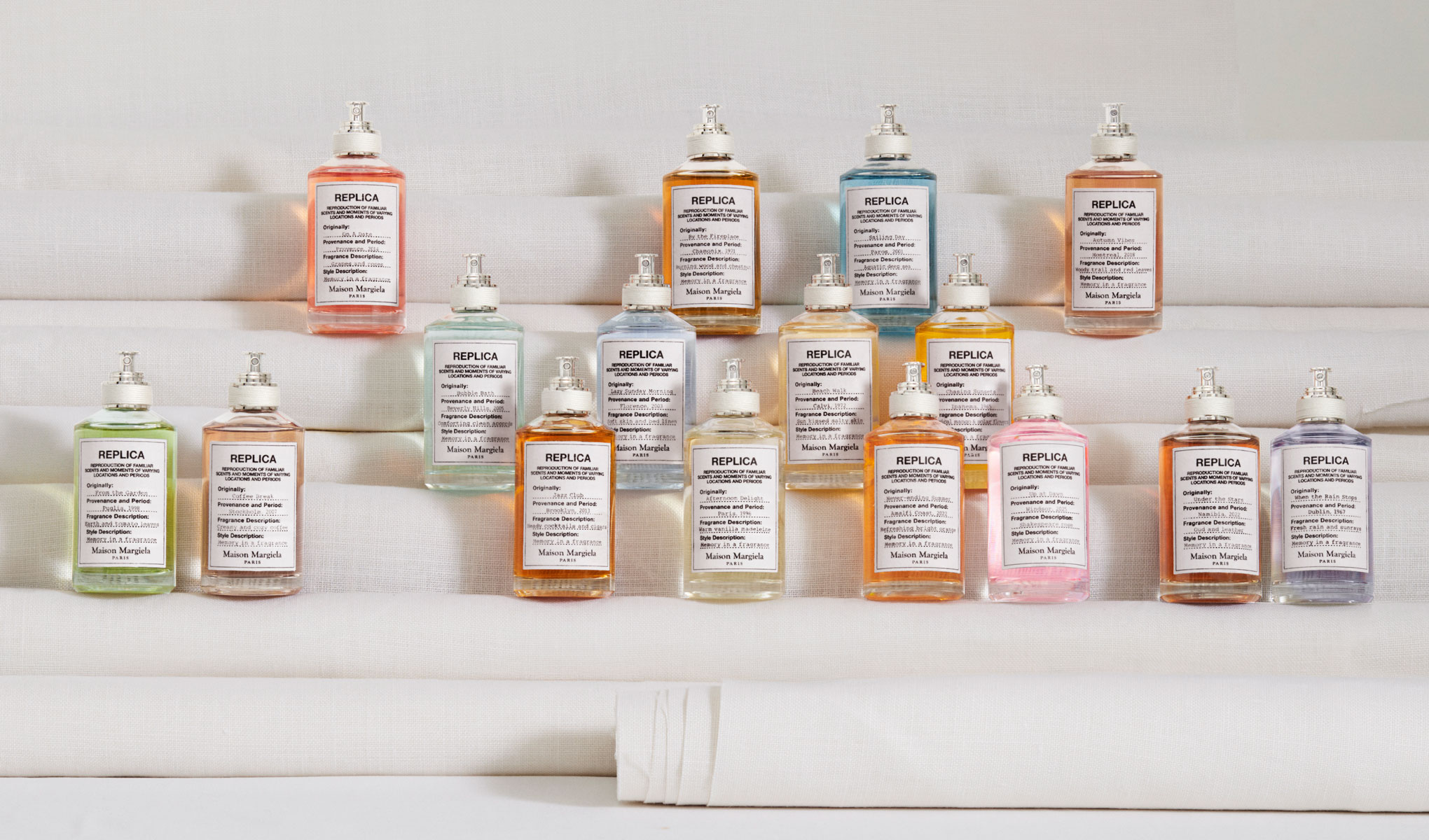 Maison Margiela Replica -tuoksupulloja järjestettynä valkoiselle taustalle.