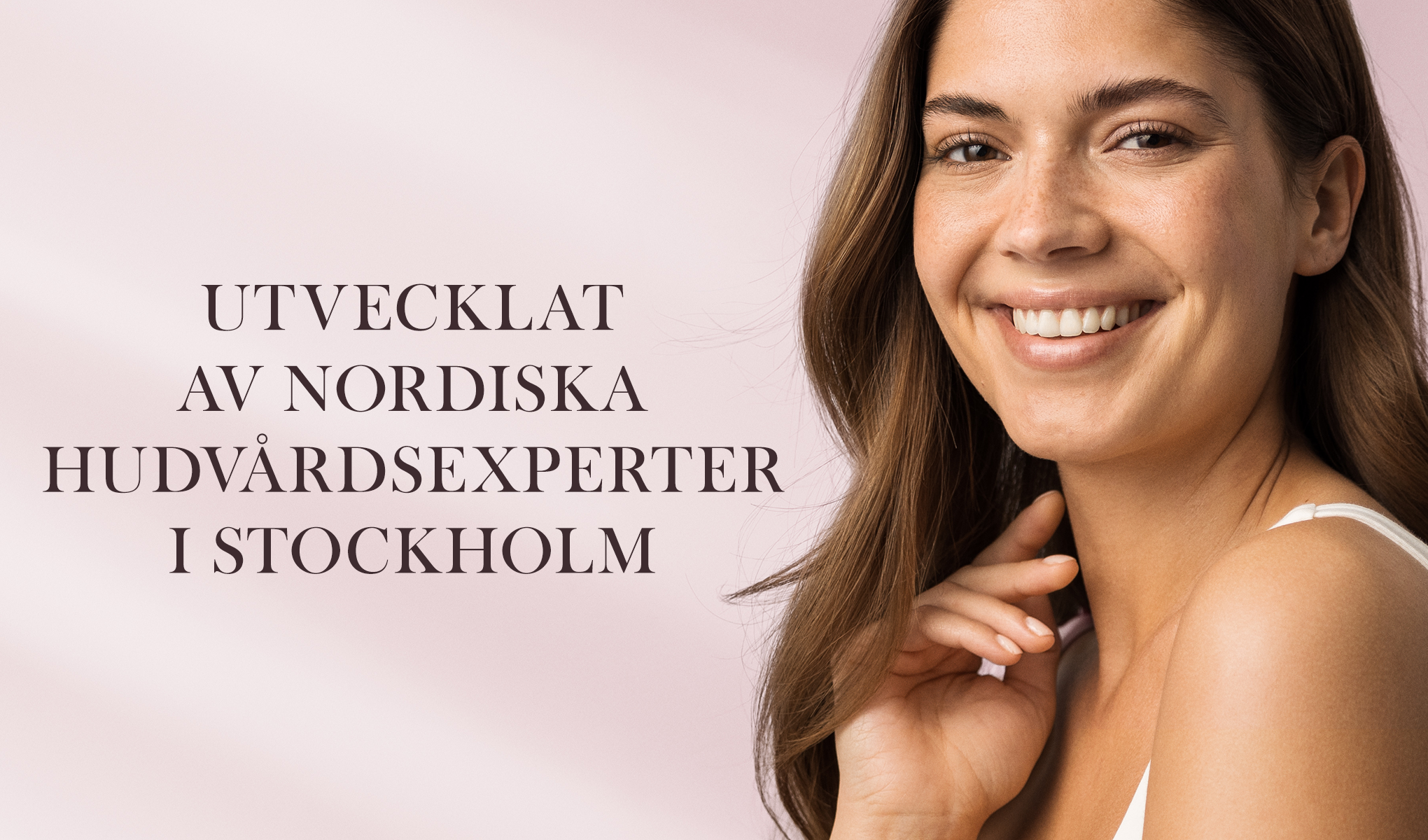 Kvinna med långt brunt hår och en vit topp. Texten på bilden lyder: "Utvecklat av nordiska hudvårdsexperter i Stockholm".