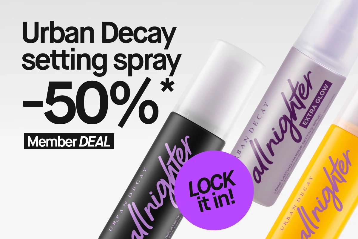 Neljä Urban Decay All Nighter -meikinkiinnityssuihkepulloa mustana, violettina, pinkkinä ja keltaisena, aseteltuna vinosti vaalealle taustalle, tekstillä “Urban Decay setting spray 50%*” sekä violetilla ympyrällä, jossa lukee “LOCK it in!”.