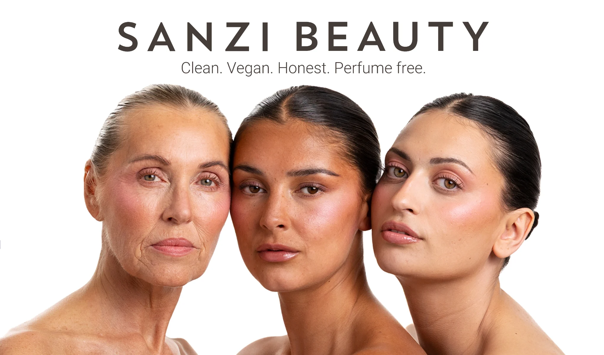 Tre personer poserar tätt tillsammans mot en ljus bakgrund med naturlig makeup, rosiga kinder och glansiga läppar. Överst i bilden står texten ”SANZI BEAUTY” samt ”Clean. Vegan. Honest. Perfume free.”, vilket lyfter fram hudvård och skönhetsprodukter med fokus på veganska och parfymfria formuleringar.