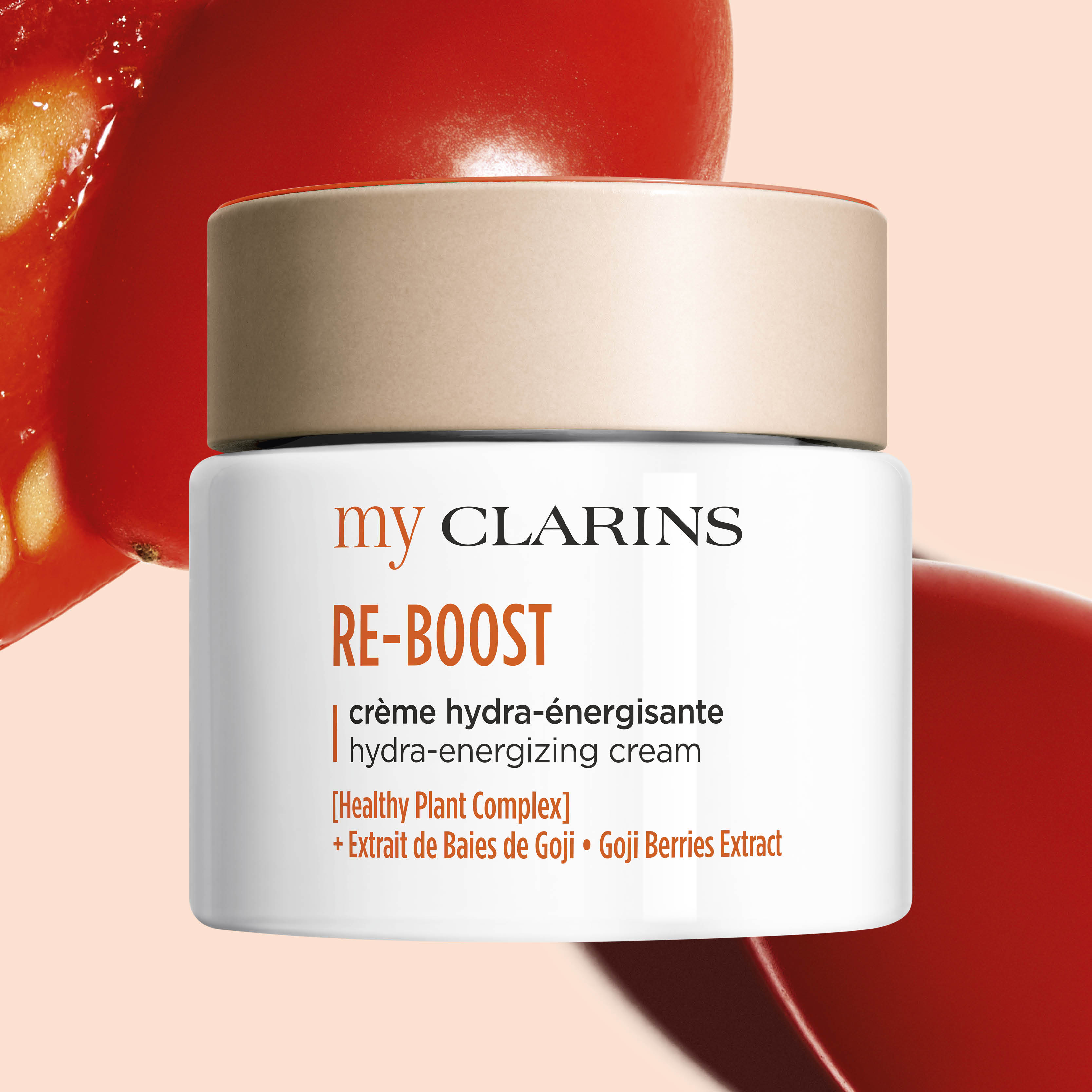 Purkki, jossa on Clarinsin tuote ”Re-Boost Crème Hydra-énergisante” punaisia hedelmiä vasten. Purkin teksti sisältää ”Healthy Plant Complex” ja ”Goji Berries Extract”.