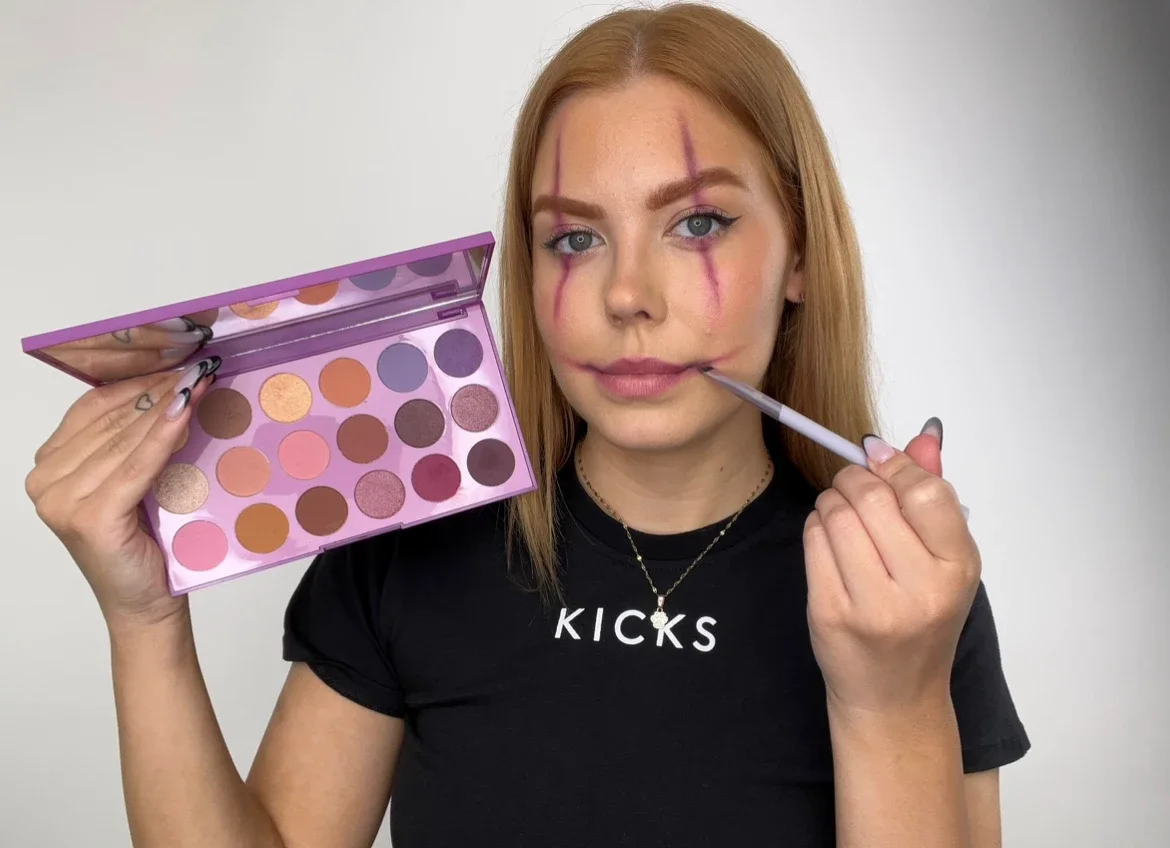 KICKS' makeupartist Isabella viser deg steg for steg hvordan du kan bruke en skremmende tolkning av den klassiske klovnelooken.