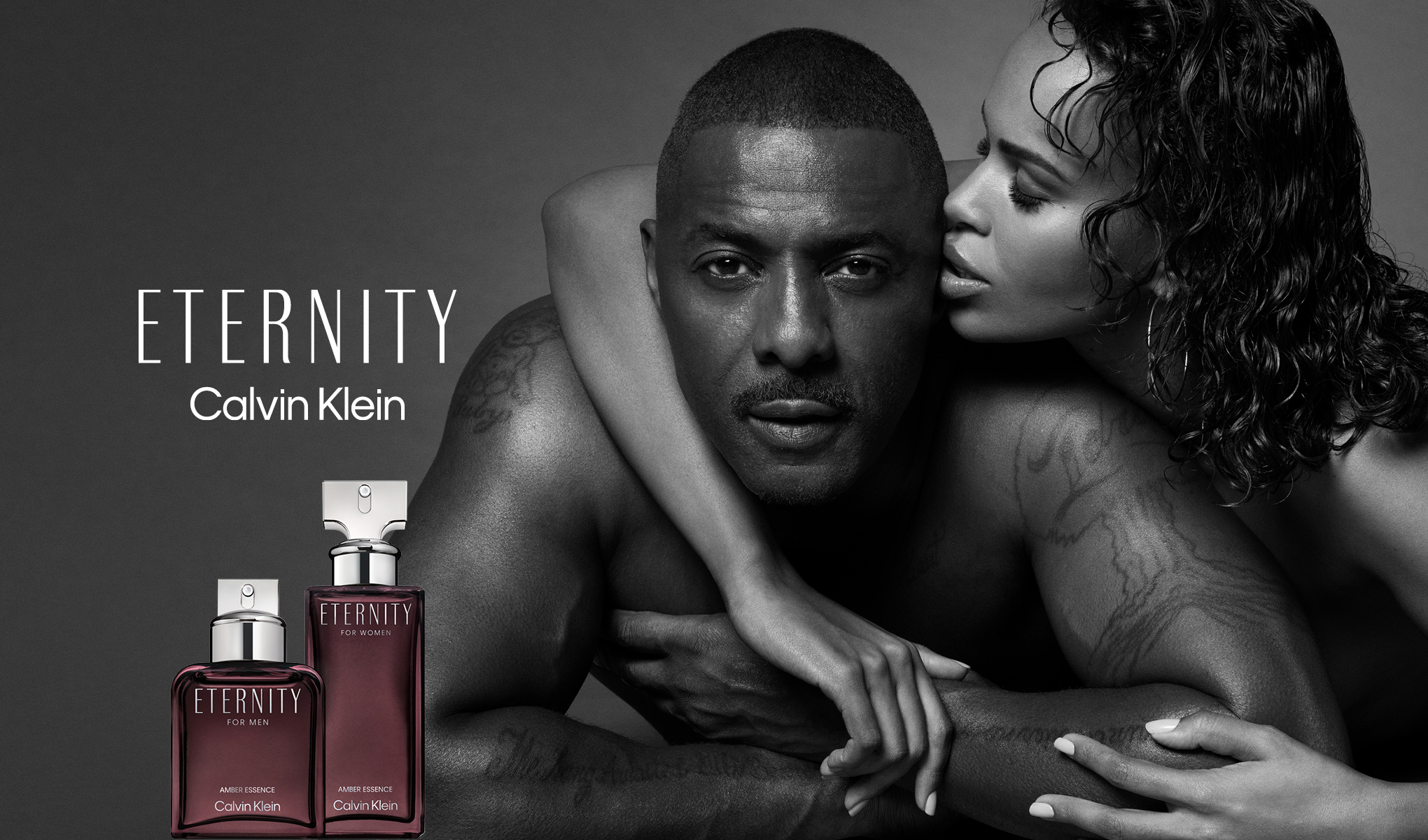 Kaksi Calvin Kleinin hajuvesipulloa nimeltä ”Eternity” miehille ja naisille. Taustalla on mustavalkoinen kuva, jossa nainen syleilee miestä. Hajuvesipullojen yläpuolella on teksti ”Eternity Calvin Klein”.
