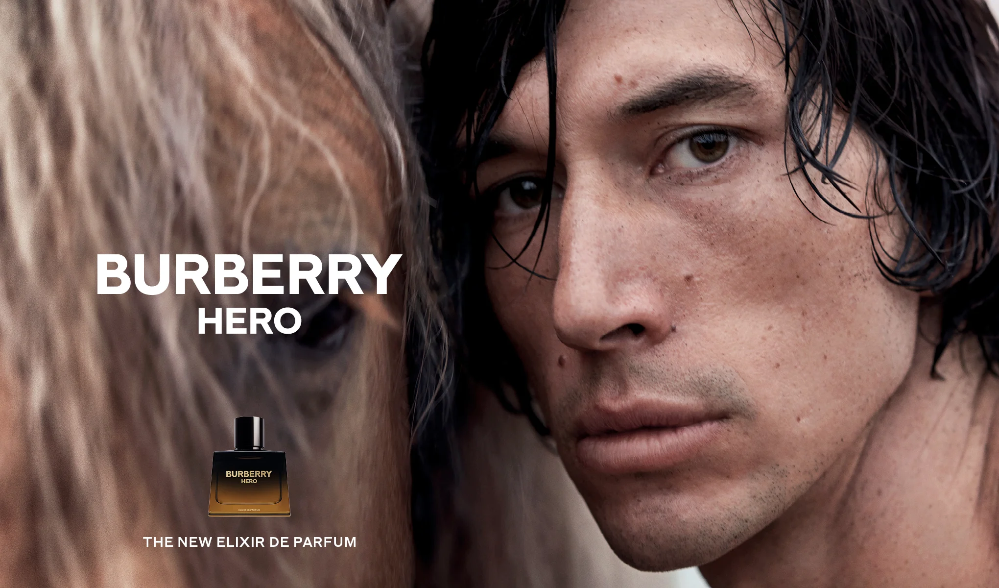 Miehen kasvot lähikuvassa hevosen vieressä; Burberry Hero Elixir de Parfum -pullo ja teksti “Burberry Hero – The New Elixir de Parfum”.