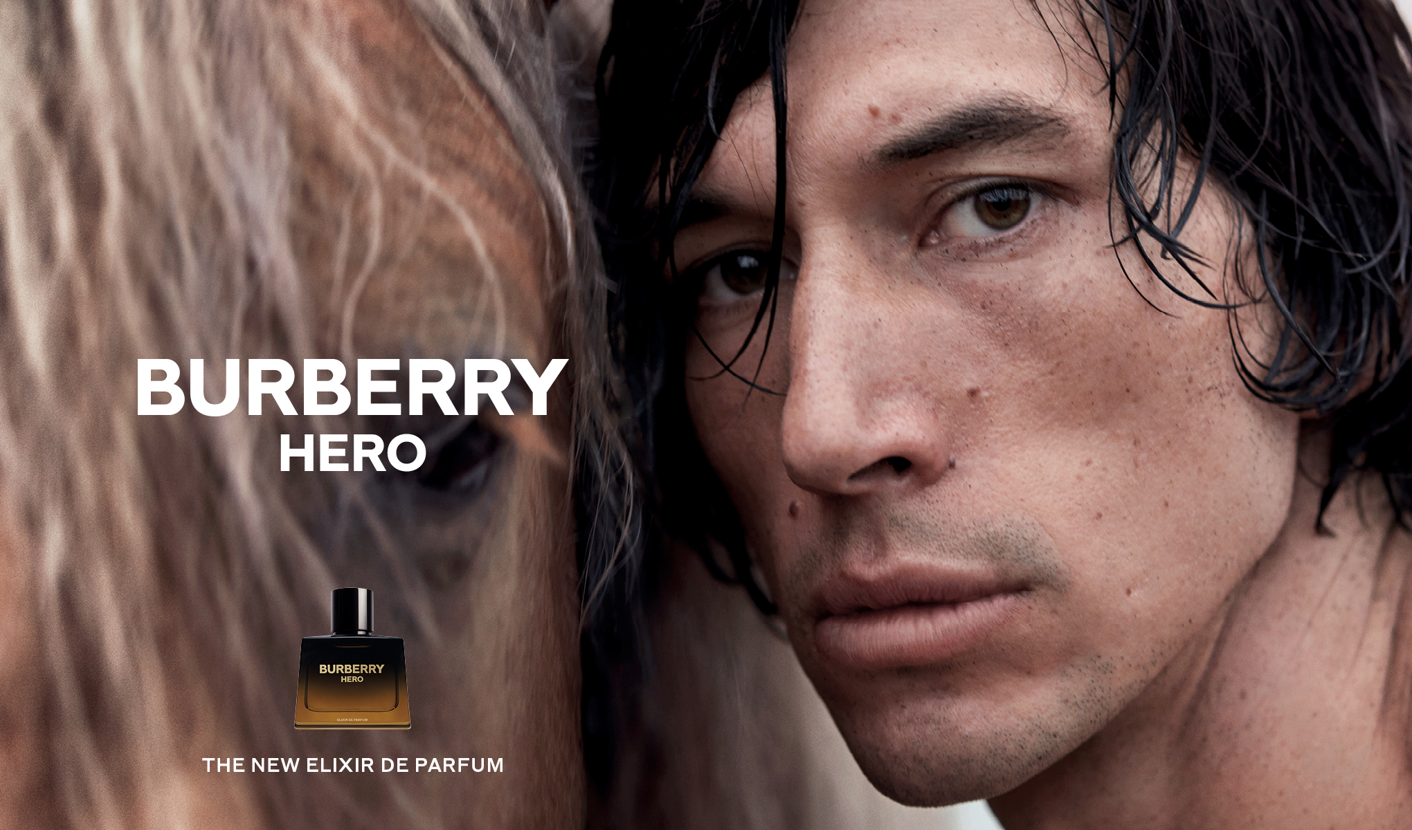 En man bredvid en häst; Burberry Hero Elixir de Parfum-flaska och texten ”Burberry Hero – The New Elixir de Parfum”.
