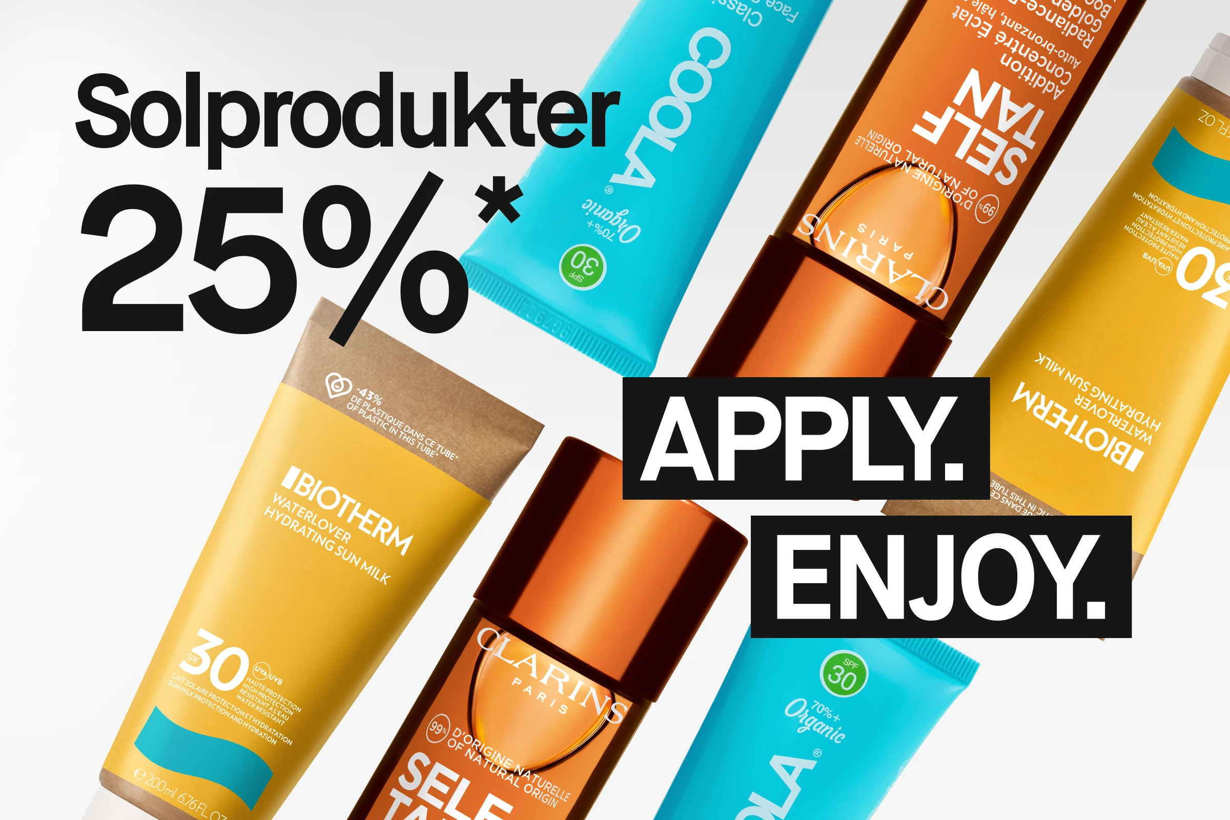 Solprodukter arrangert diagonalt mot lys bakgrunn: Beauty of Joseon Relief Sun SPF50+ i hvit tube, Clarins Self Tan Radiance-Plus Golden Glow Booster i oransje flaske og Sunny Stories Self Tan Illuminating Body Lotion i beige tube. Teksten «Solprodukter 25%*» og «APPLY. ENJOY.» vises i bildet.