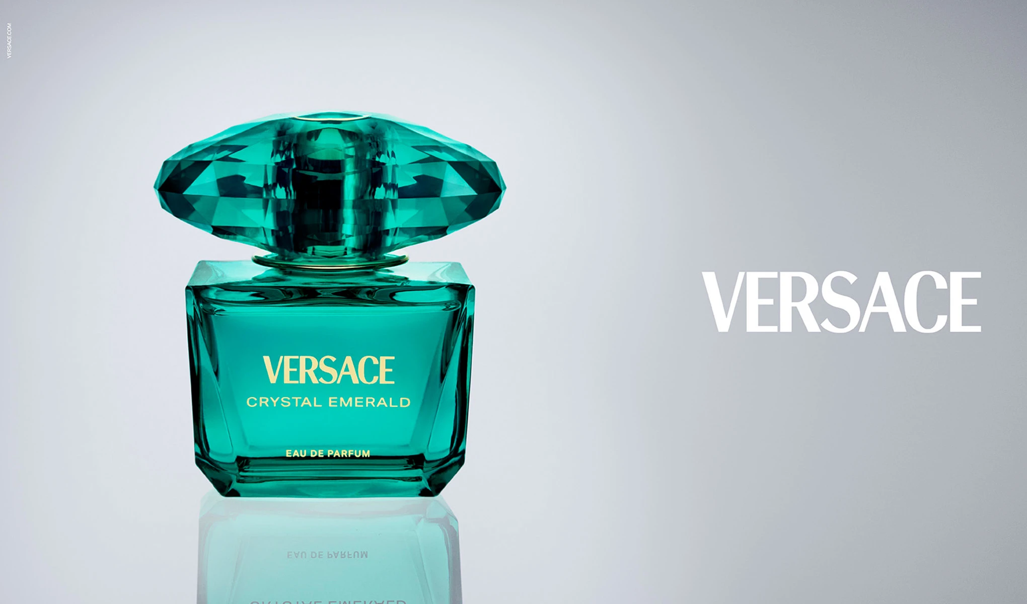 Versace Crystal Emerald-parfyme mot lys grå bakgrunn.