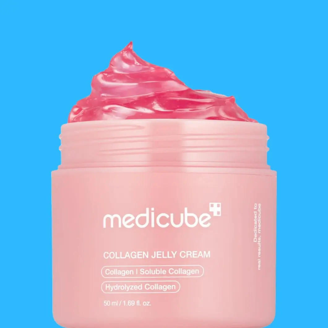 Rosa medicube Collagen Jelly Cream-krukke med glinsende rosa gelékrem som renner over. Tekst: Collagen I Soluble Collagen, Hydrolyzed Collagen, 50 ml / 1.69 fl. oz. og 'Dedicated to real results, medicube'.