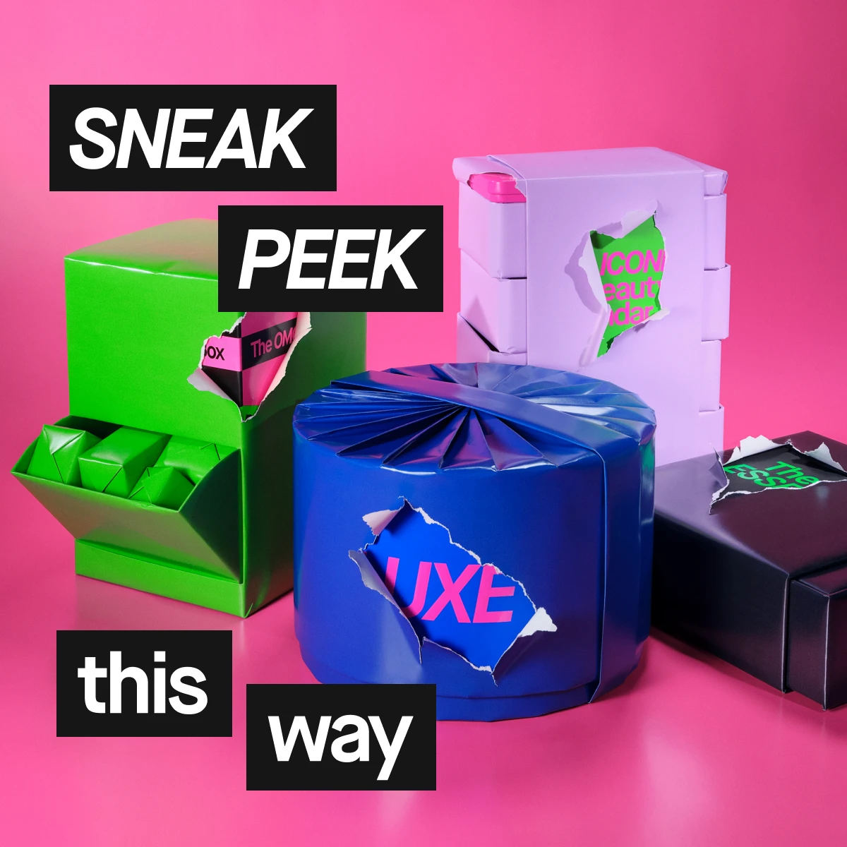 Färgglada presentaskar mot rosa bakgrund. Bilden innehåller texten ”Sneak Peek This Way”.