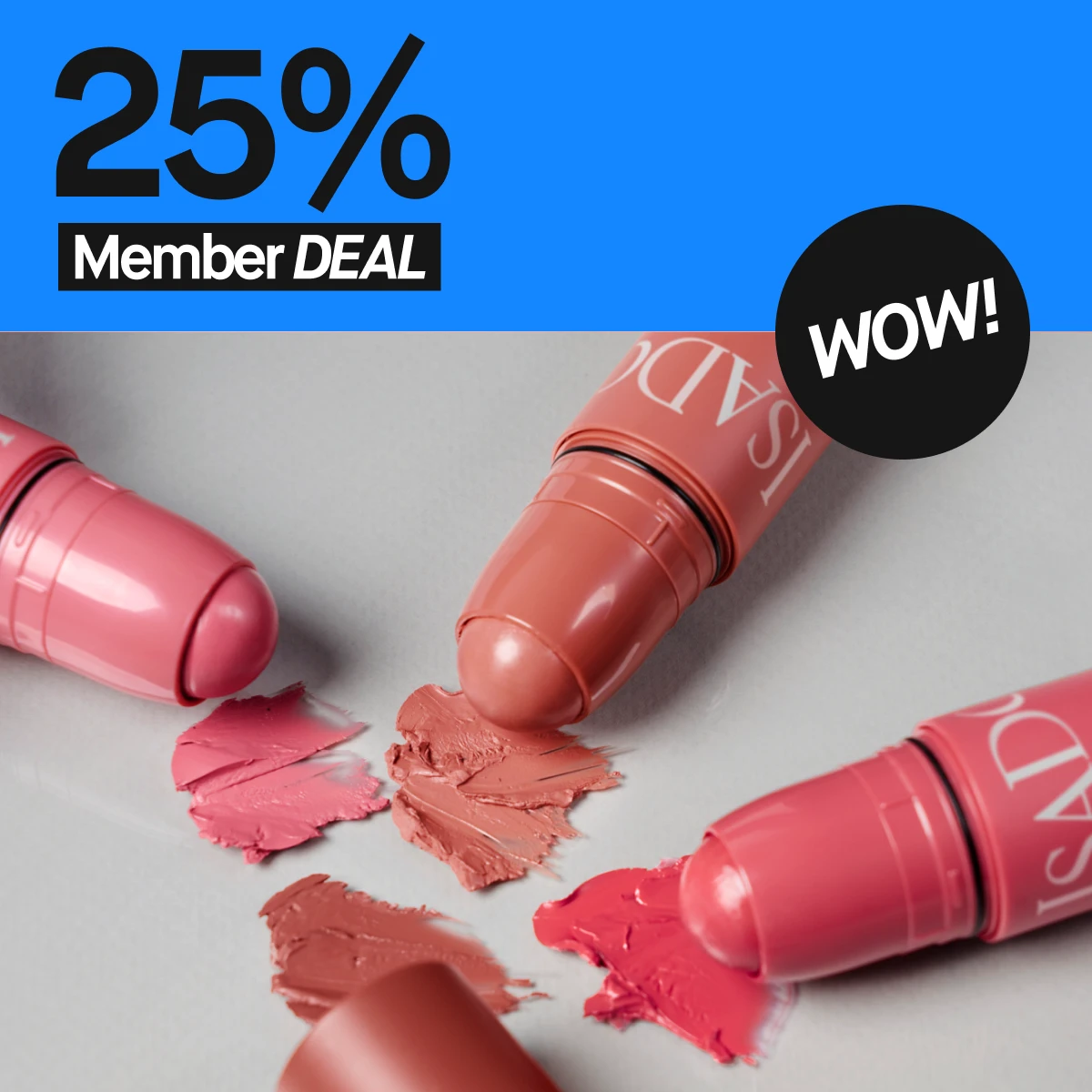 Tre IsaDora Blush Sticks i olika nyanser, inklusive rosa och korall, med texten '25% Member DEAL' och 'WOW!' mot en blå bakgrund.