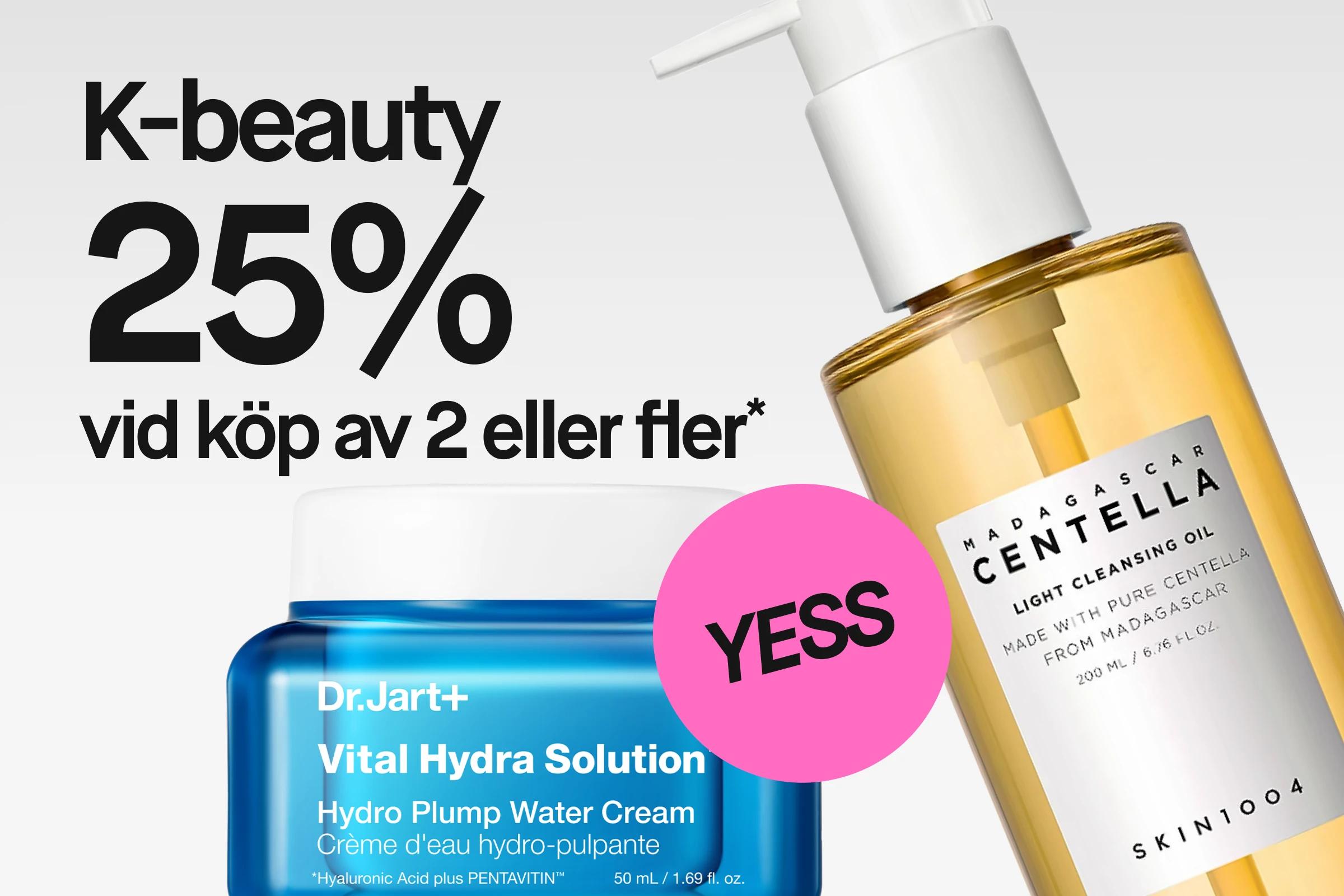 Texten “K-beauty 25% vid köp av 2 eller fler*” visas tillsammans med Dr.Jart+ Vital Hydra Solution Hydro Plump Water Cream och SKIN1004 Madagascar Centella Light Cleansing Oil samt en rosa cirkel med texten “YESS”.