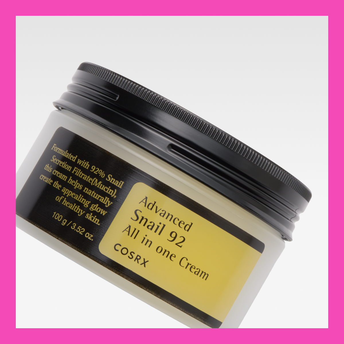 En ansiktskrem fra COSRX med navnet "Advanced Snail 92 All in one Cream". Krukken er hvit med en svart lokk og en gul etikett med svart tekst.