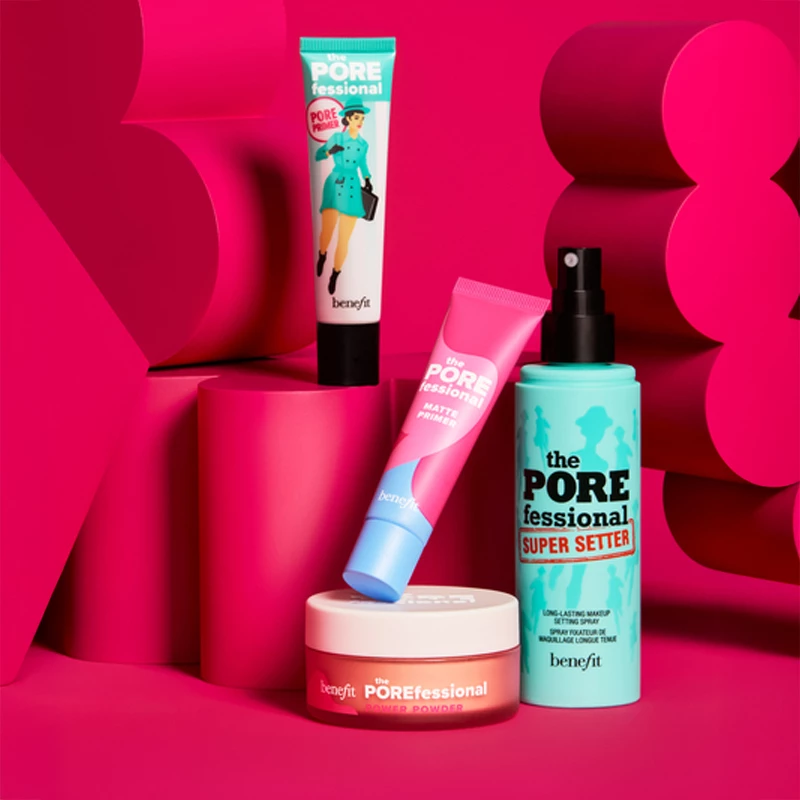 Fyra primerprodukter från Benefit på röd bakgrund.