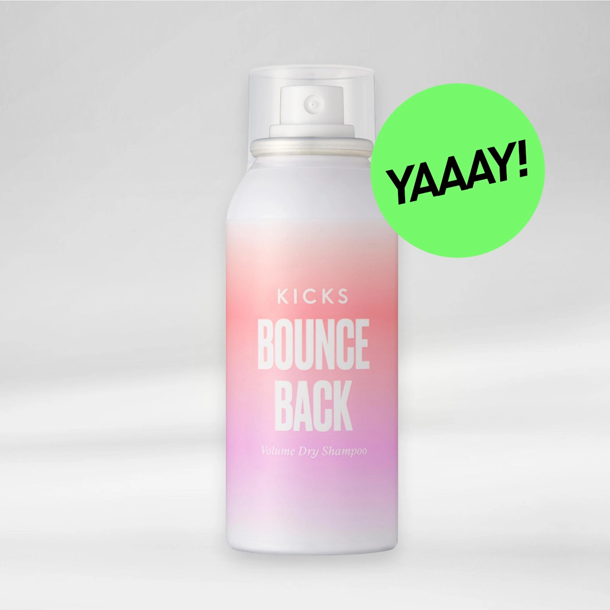 Bilde av en sprayflaske med teksten "KICKS BOUNCE BACK Volume Dry Shampoo" og en grønn sirkel med teksten "YAAAY!".