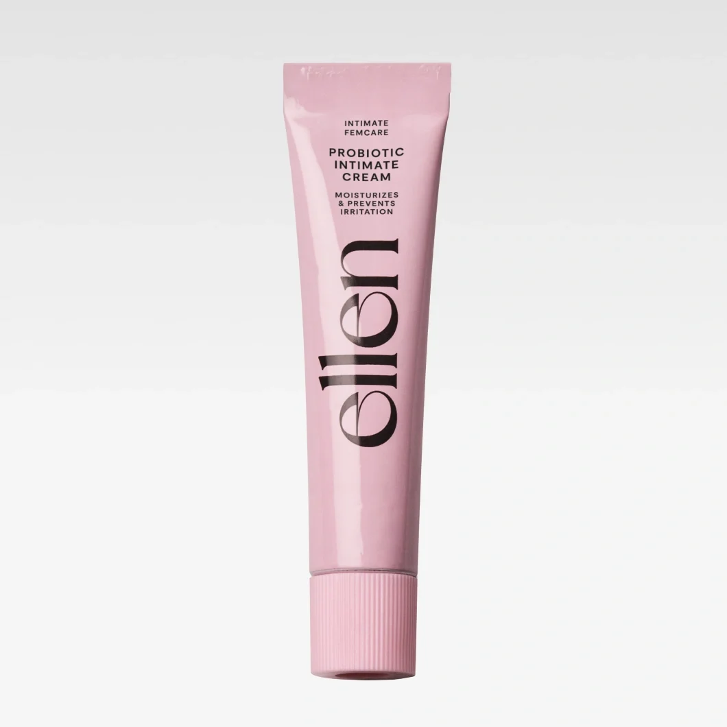 Rosa tube med ellen Probiotic Intimate Cream mot lys grå bakgrunn. Emballasjen viser teksten “INTIMATE FEMCARE”, “PROBIOTIC INTIMATE CREAM” og “MOISTURIZES & PREVENTS IRRITATION”.
