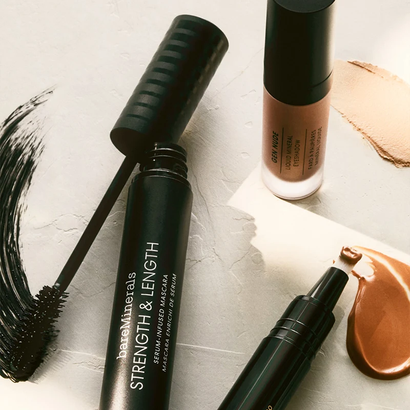 BareMinerals Strength & Length mascara, Gen Nude flytende øyenskygge og annet flytende sminkeprodukt med fargeprøver.