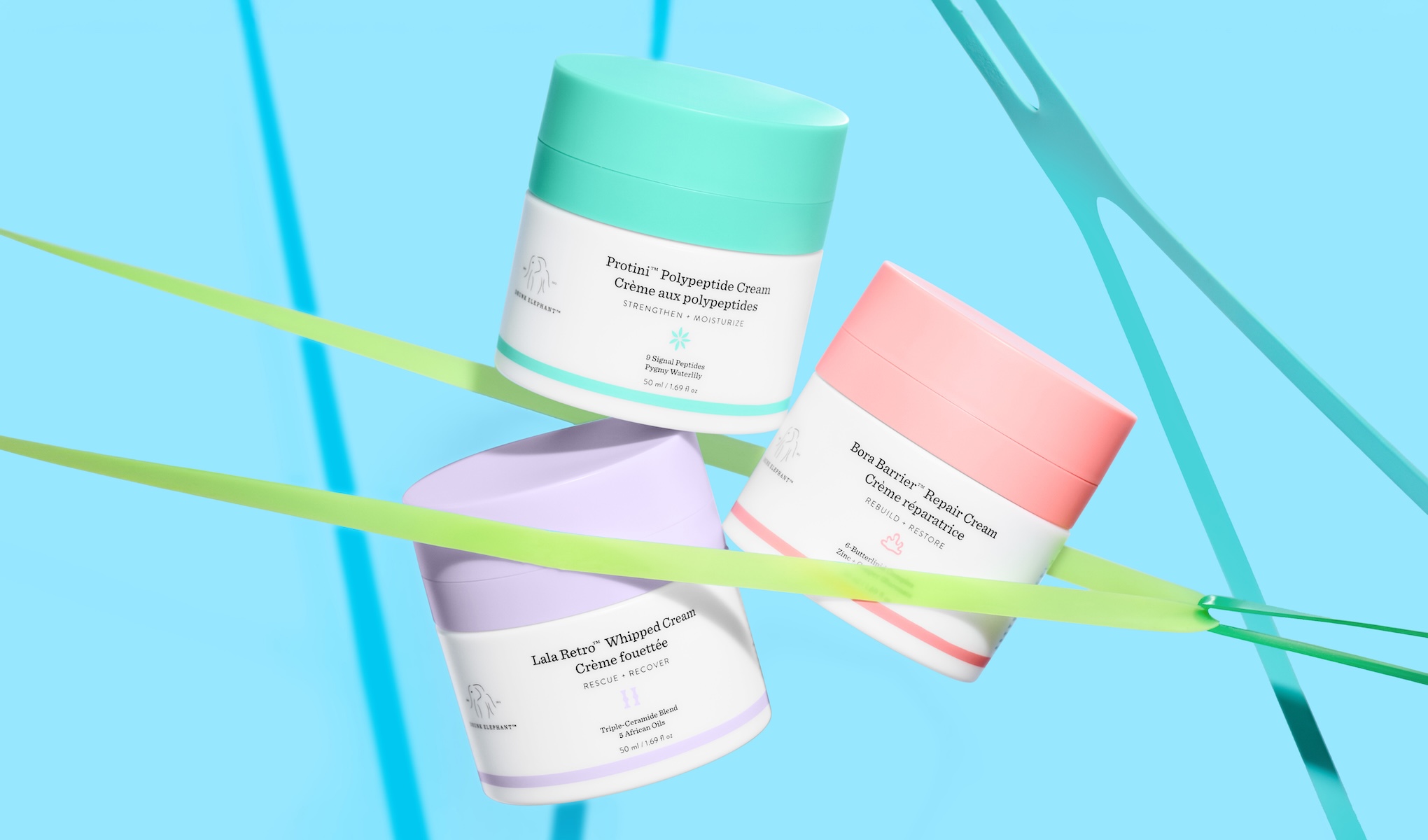 Kolme värikästä voidetta sinisellä taustalla. Vihreäkorkkinen voide on nimeltään "Protini Polypeptide Cream", violettikorkkinen voide on "Lala Retro Whipped Cream" ja vaaleanpunakorkkinen voide on "Boon Barrier Repair Cream".