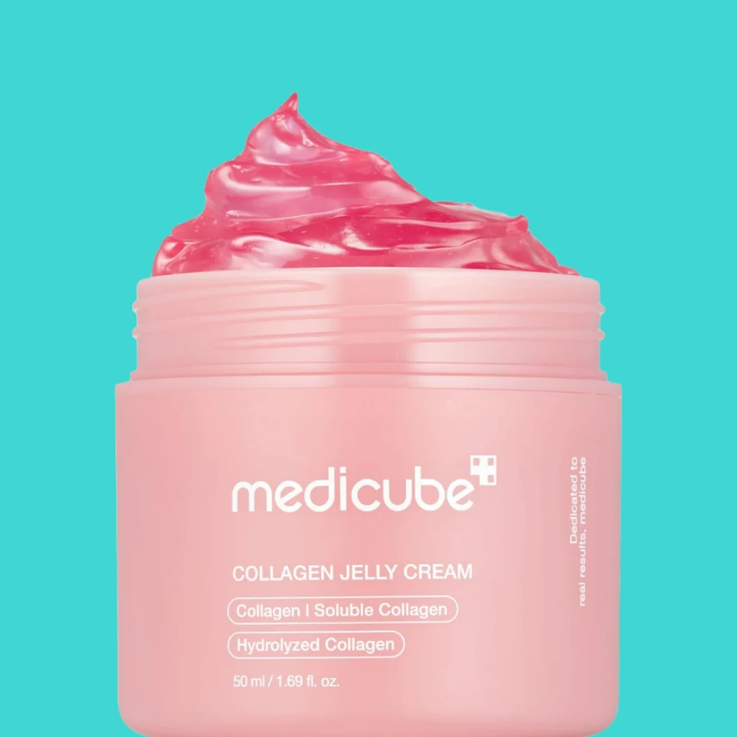Medicube Collagen Jelly Cream i en åpen rosa krukke med synlig rosa gelkrem mot turkis bakgrunn. På emballasjen står tekstene «medicube», «COLLAGEN JELLY CREAM», «Collagen I Soluble Collagen», «Hydrolyzed Collagen», «50 ml / 1.69 fl. oz.» og «Dedicated to real results, medicube».