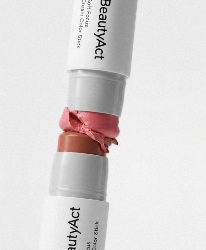 To BeautyAct Soft Focus Cream Color Sticks. Den ene viser rosenrød krem, den andre bronsebrun krem, stablet vertikalt.