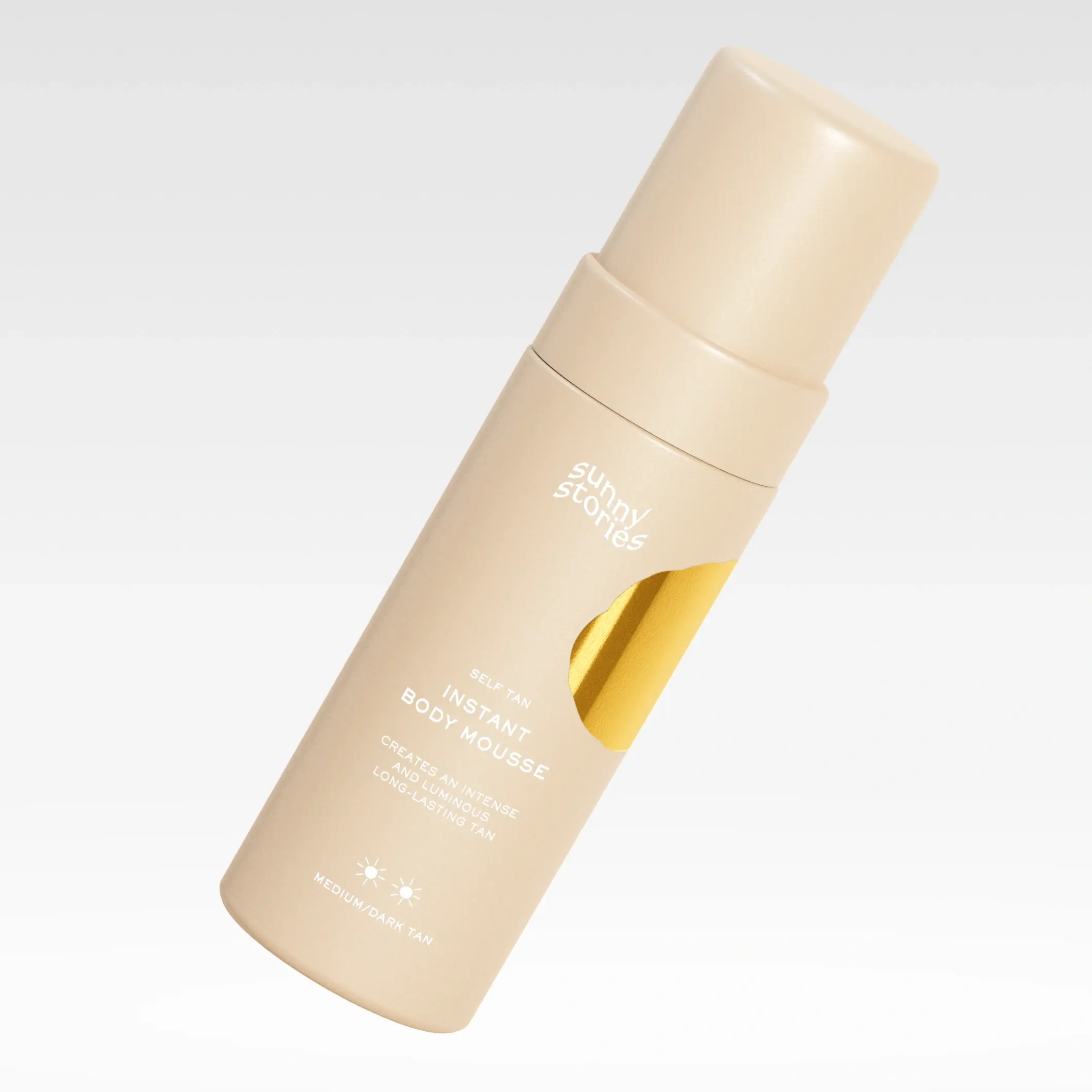 Beige flaska från Sunny Stories Self Tan Instant Body Mousse, medium dark tan, mot ljus bakgrund. Texten ”Self tan kropp” visas i svart ruta.