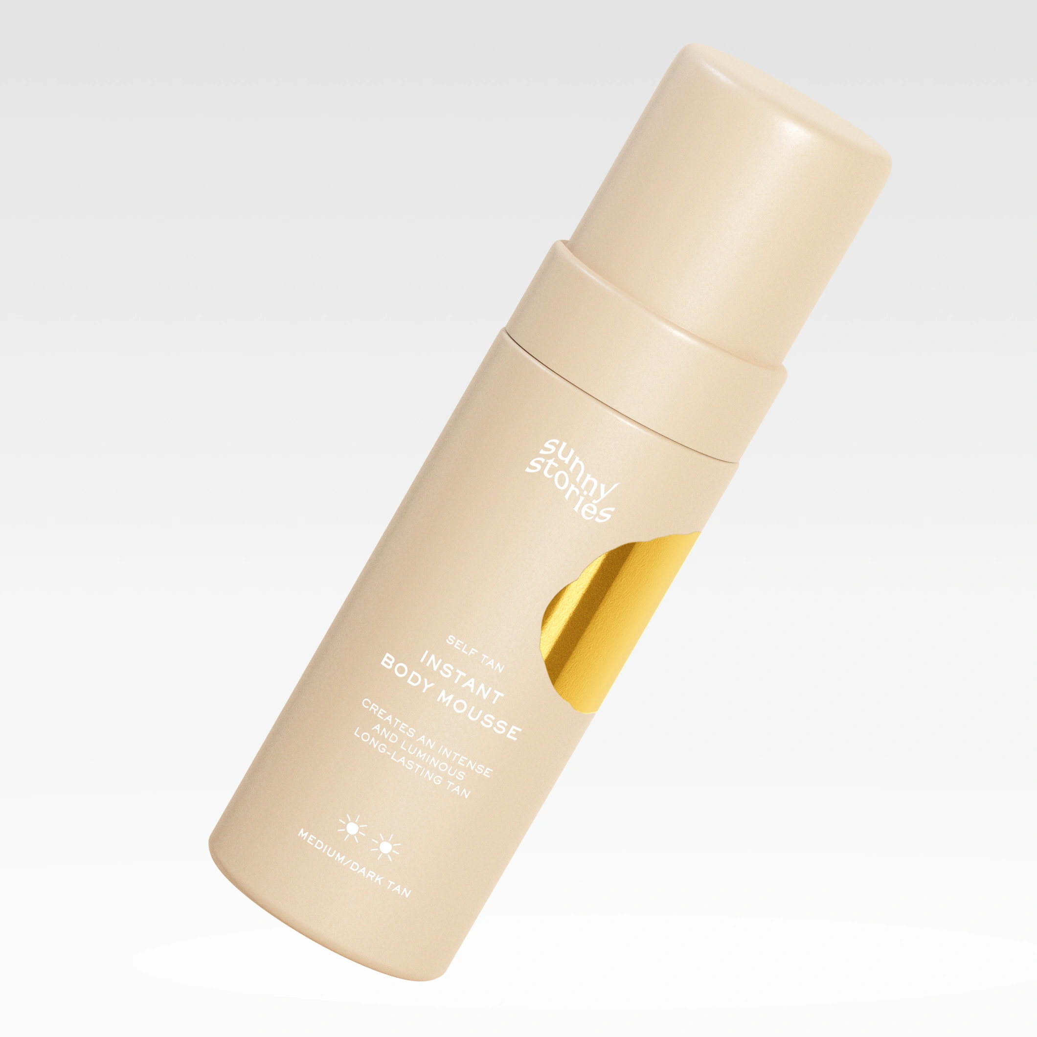 Beige flaske fra Sunny Stories Self Tan Instant Body Mousse, medium dark tan, mot lys bakgrunn. Teksten «Self tan kropp» vises i svart felt.