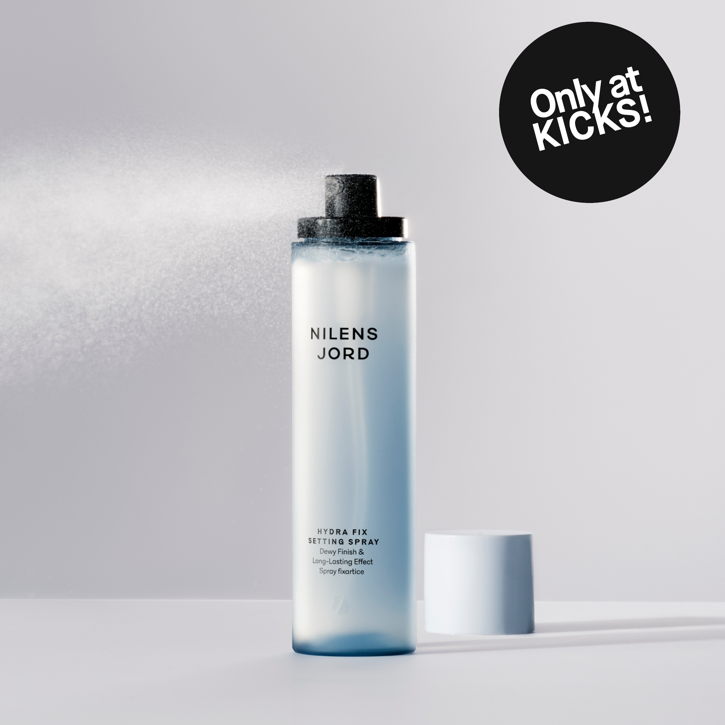 NILENS JORD Hydra Fix Setting Spray flaske som sprayer. Tekst: Dewy Finish & Long-Lasting Effect. Kun hos KICKS!