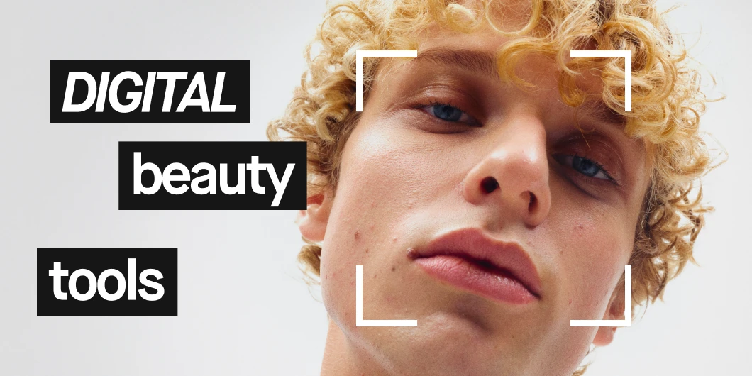 En person med blondt, krøllet hår vises fra siden. Teksten "DIGITAL beauty tools" er plassert ved siden av personen.