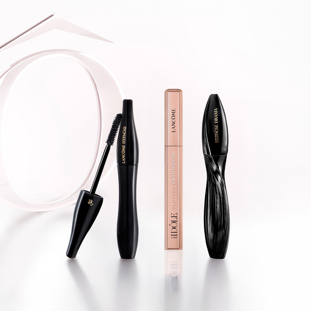 Kolme Lancôme-ripsiväriä vaalealla taustalla, yksi avattuna harjan kanssa.