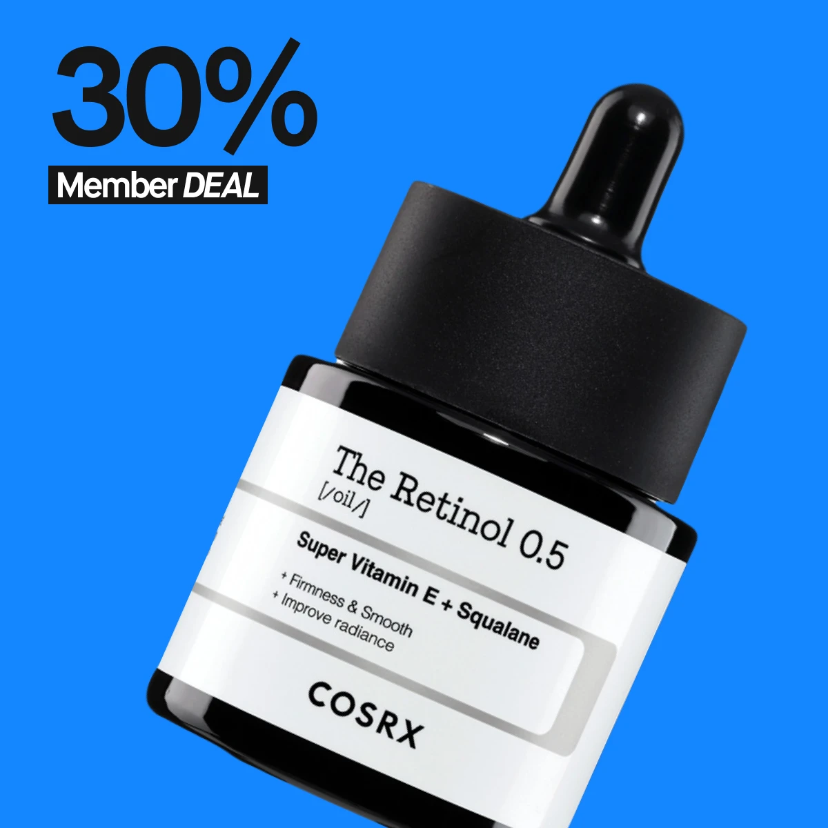 Bild av en flaska COSRX The Retinol 0.5 olja med en svart pipett. Texten på flaskan lyder 'Super Vitamin E + Squalane' och 'Firmness & Smooth' samt 'Improve radiance'. Bakgrunden är blå och det finns en text som säger '30% Member DEAL'.